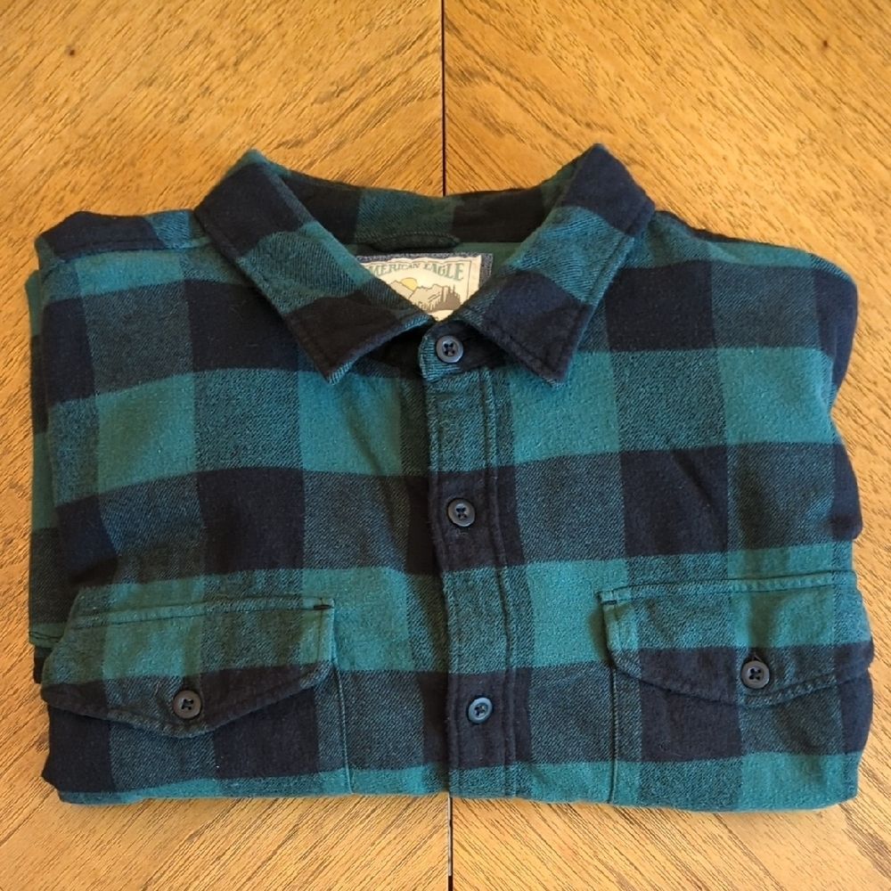 American Eagle Outfitters Green and Black Plaid Botton-Down Shirt Buffalo Check